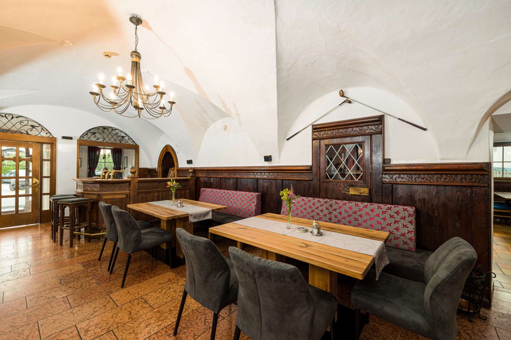 Gemütlicher Speisebereich im Hotel Bräurup mit traditioneller Einrichtung und modernem Flair.